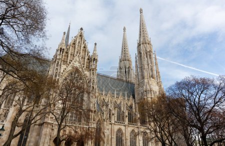 Foto de Exterior view of the Neo-gothic Votive Church in Vienna, Austria - Imagen libre de derechos