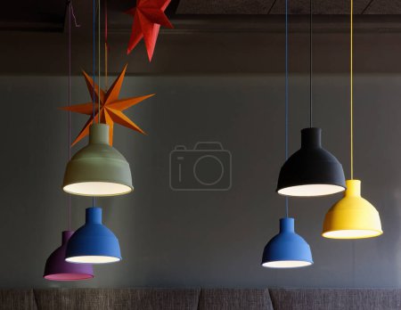 Foto de Conjunto de lámparas de techo interiores de diferentes colores, con dos estrellas decorativas - Imagen libre de derechos