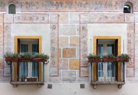 Foto de MAROSTICA, Italia - 19 de febrero de 2023: Detalle del exterior de un edificio histórico con la pared decorada al aire libre - Imagen libre de derechos