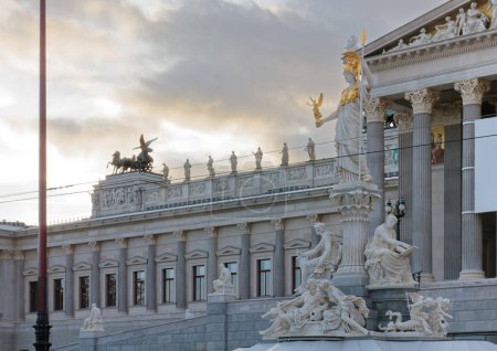 Foto de Exterior del edificio del Parlamento en Viena, Austria, construido en estilo griego en la segunda mitad del siglo XIX - Imagen libre de derechos