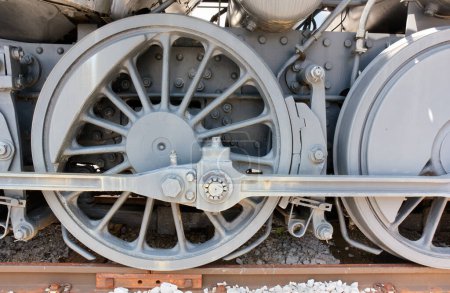 Foto de Primer plano de las ruedas de una vieja locomotora de tren de vapor de la década de 1940 - Imagen libre de derechos