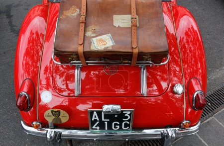 Foto de DESENZANO DEL GARDA, Italia - 27 de agosto de 2023: Acercamiento de la parte trasera de un automóvil vintage rojo, visto desde arriba - Imagen libre de derechos
