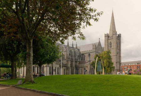 Foto de DUBLÍN, Irlanda - 3 de agosto de 2023: El exterior de la Catedral de San Patricio visto desde su parque - Imagen libre de derechos