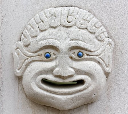 Foto de ESTE, Italia - 29 de diciembre de 2023: Buzón artístico bajorrelieve en forma de rostro antropomórfico con una carta insertada en la boca - Imagen libre de derechos