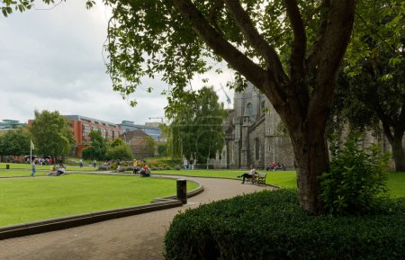 Foto de DUBLIN, Irlanda - 4 de agosto de 2023: Parque de San Patricio en pleno verano por la tarde - Imagen libre de derechos