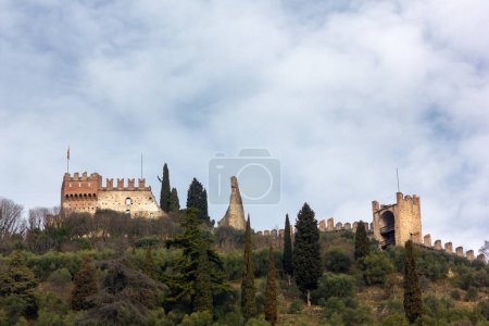 Téléchargez les photos : Château supérieur médiéval partiellement ruiné de Marostica, Italie, vue de la ville - en image libre de droit