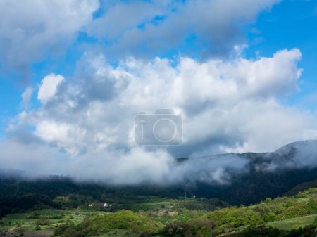 Téléchargez les photos : Beautiful mountain scenery with clouds. - en image libre de droit
