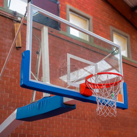 Téléchargez les photos : Bouclier de basket avec anneau dans l'aire de jeux d'un campus sportif. - en image libre de droit
