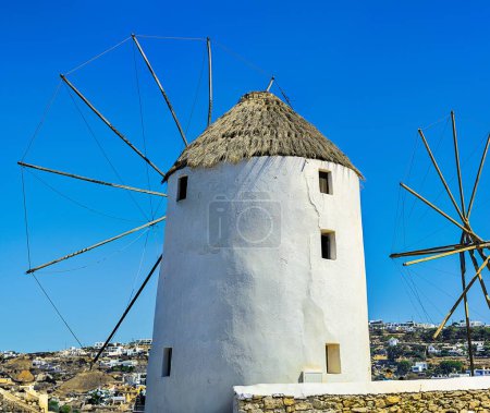 Téléchargez les photos : Vue de l'arrière de certains des célèbres moulins à vent de Mykonos, Grèce - en image libre de droit