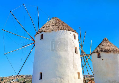 Téléchargez les photos : Vue de l'arrière de certains des célèbres moulins à vent de Mykonos, Grèce - en image libre de droit