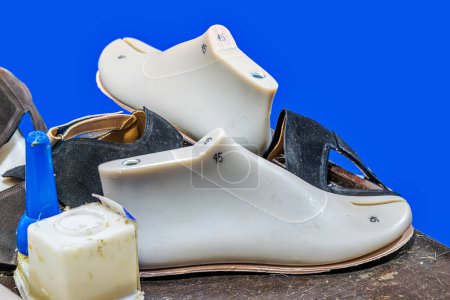 Téléchargez les photos : Shoelast, pour les maîtres de moules de taille chaussure. Détail pour la chaussure numéro 45 - en image libre de droit