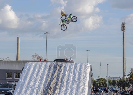 Téléchargez les photos : Bari, Italie - Avril 2023 : cavalier professionnel au FMX (Freestyle Motocross) faire un saut acrobatique au salon de l'automobile à l'intérieur des espaces du salon de Bari - en image libre de droit