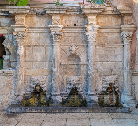 Téléchargez les photos : Fontaine vénitienne Rimondi dans la vieille ville de Rethymnon. Crète - en image libre de droit