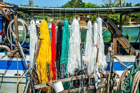 Pesca flotadores y redes de color amarillo y rojo llamado macetas ideales para la pesca del lago de Lesina y Varano, Apulia. Italia 