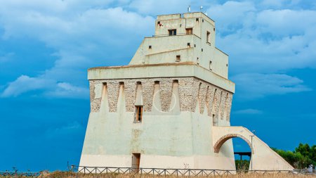 Téléchargez les photos : Tour de défense côtière et sur la côte Adriatique, Gargano Torre Mileto, Pouilles. ITALIE - en image libre de droit