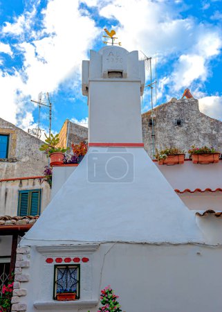 Téléchargez les photos : Les cheminées sont l'un des symboles de Rodi Gargano, le centre touristique du parc Gargano. Italie - Pouilles - en image libre de droit