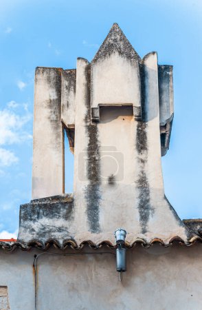Téléchargez les photos : Les cheminées sont l'un des symboles de Rodi Gargano, le centre touristique du parc Gargano. Italie - Pouilles - en image libre de droit
