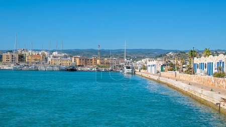 Téléchargez les photos : Vieste, Italie - 4 juillet 2022 : vue sur le port touristique de Vieste depuis un ferry partant. Promontoire du Gargano, Foggia - en image libre de droit
