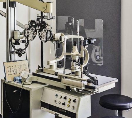 Téléchargez les photos : Vue intérieure d'un cabinet de ophtalmologiste avec des outils pour examiner les yeux des patients - en image libre de droit