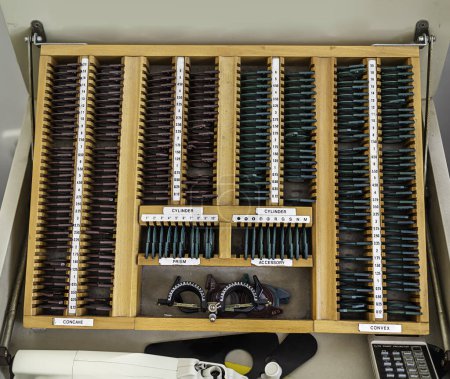 Téléchargez les photos : Cassette de lentille d'essai dans le bureau d'un ophtalmologiste - en image libre de droit