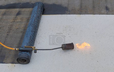 Téléchargez les photos : Torche à gaz et bouteille pour feutre de toit en bitume - en image libre de droit