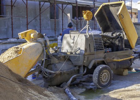Téléchargez les photos : Installation pour la fourniture de mortier de ciment semi-sec pour plancher de chape. Travaux de construction - en image libre de droit