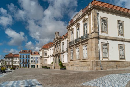 Foto de Praca da República se encuentra frente al edificio del Ayuntamiento en el centro histórico de la ciudad de Ovar. Aveiro, Portugal - Imagen libre de derechos