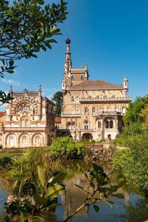 Téléchargez les photos : Vue au Palais de Bucaco avec jardin au Portugal. Palais a été construit dans le style néo-manuélin entre 1888 et 1907. Luso, Mealhada - en image libre de droit