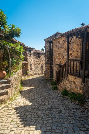 Téléchargez les photos : Rue pavée typique avec des maisons de schiste célèbres dans le village de Casal de Sao Simao, Figueiro dos Vinhos PORTUGAL - en image libre de droit