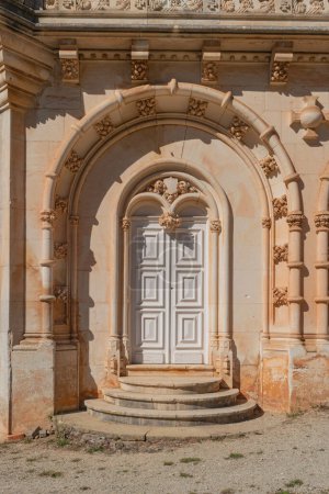 Téléchargez les photos : Façade du Palais de Bucaco avec jardin au Portugal. Palais a été construit dans le style néo-manuélin entre 1888 et 1907. Luso, Mealhada - en image libre de droit