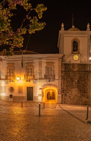 Téléchargez les photos : Le conseil municipal de la vieille ville de Loule, en Algarve, au Portugal. Mairie illuminée la nuit - en image libre de droit