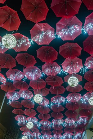 Foto de AGUEDA, PORTUGAL - CIRCA DICIEMBRE 2022: Calle en la ciudad de Agueda, Portugal, por la noche y con decoración navideña. - Imagen libre de derechos