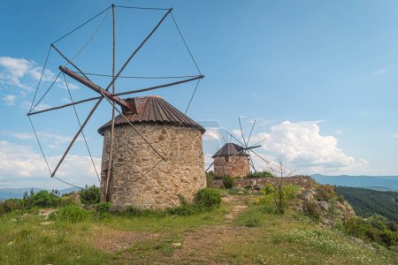 Foto de Stone windmills in Serra da Atalhada, Penacova, Coimbra, Portugal. - Imagen libre de derechos