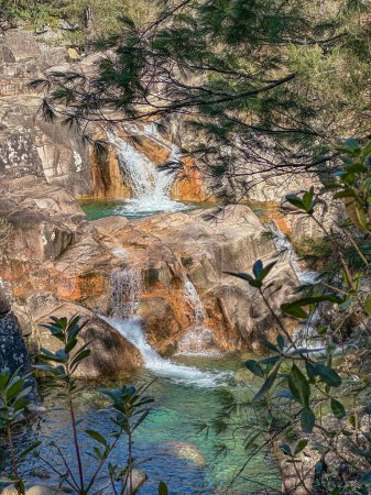 Téléchargez les photos : Cascata do Tahiti est également connu sous le nom de Fecha das Barjas et est une cascade avec plusieurs piscines naturelles où vous pouvez nager. Il est situé dans le parc national de Peneda Geres dans le nord du Portugal. - en image libre de droit