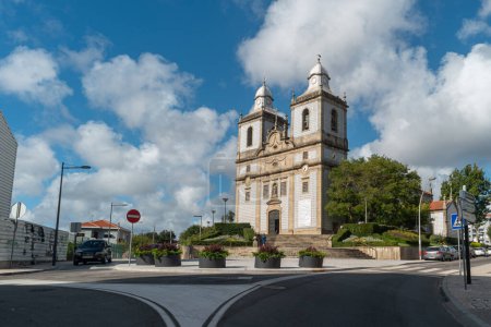 Foto de OVAR, PORTUGAL - CIRCA AGOSTO 2020: Iglesia principal de Ovar se encuentra en el centro de la ciudad. - Imagen libre de derechos