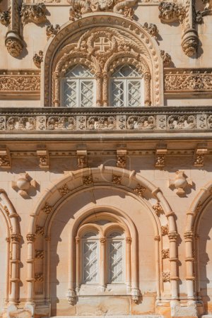 Téléchargez les photos : Façade du Palais de Bucaco avec jardin au Portugal. Palais a été construit dans le style néo-manuélin entre 1888 et 1907. Luso, Mealhada - en image libre de droit