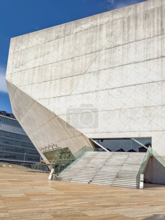 Foto de Vista de la Casa da Música Casa de la Música Moderna Sala de Conciertos de Oporto el primer edificio en Portugal dedicado exclusivamente a la música. Diseñado por el arquitecto holandés Rem Koolhaas en Porto Portugal el 05 JULIO 2015. - Imagen libre de derechos