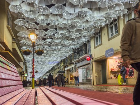 Foto de Oporto, Portugal - 8 de diciembre de 2023. La belleza de los paraguas blancos iluminados por las luces navideñas que decoran las calles de Agueda Portugal - Imagen libre de derechos