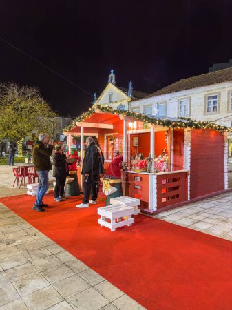 Foto de ESTARREJA, PORTUGAL - 10 DE DICIEMBRE DE 2023 Decoraciones navideñas en las calles de la ciudad. Natalim Mercado de Navidad - Imagen libre de derechos