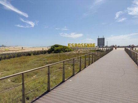 Foto de Esposende, Portugal - 13 de agosto de 2023: Grandes letras amarillas deletreando Esposende en pasarelas cerca de la playa en un día de verano - Imagen libre de derechos