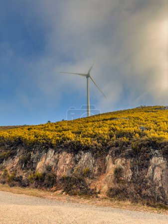 Lansdcape avec éoliennes. Energies renouvelables au milieu du Géoparc de Serra da Arada Arouca, au centre du Portugal