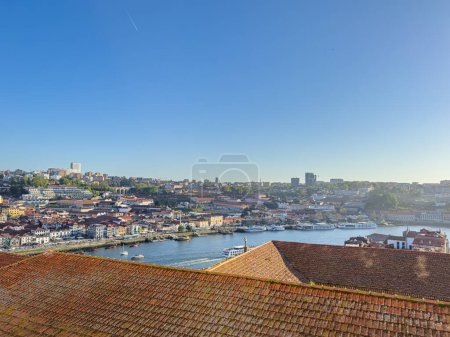 Luftaufnahme von einem der Aussichtspunkte der Stadt mit den Details der einzigartigen Gebäude des historischen Zentrums von Porto, Gaia und Douro, Portugal