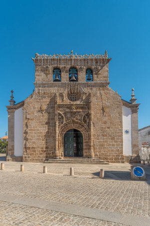 Fassade der gotischen manuelinischen Kirche aus dem sechzehnten Jahrhundert mit drei Glocken, in der Stadt Vila nova de foz coa, Portugal