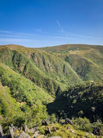 Vue magnifique sur une montagne verdoyante et la cascade de Frecha da Mizarela dans le Géoparc d'Arouca, Aveiro, Portugal