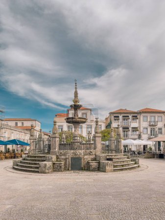 Berühmtes Denkmal von Chafariz do Terreiro im Zentrum des Dorfes Caminha, umgeben von Terrassen mit Touristen