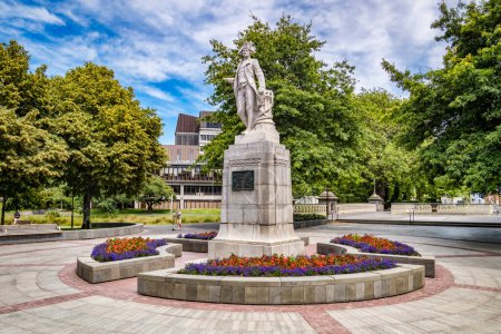 Foto de 3 de enero de 2019: Christchurch, Nueva Zelanda - Victoria Square en verano, con árboles en hojas llenas, y la estatua del capitán James Cook. - Imagen libre de derechos