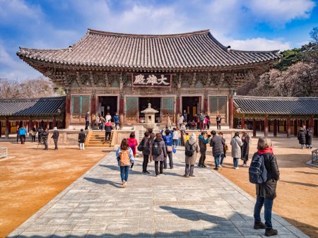Foto de 31 de marzo de 2019: Gyeong-Ju, Corea del Sur - Visitantes del Templo Budista Bulguksa, Gyeong-Ju, Patrimonio de la Humanidad por la UNESCO
. - Imagen libre de derechos