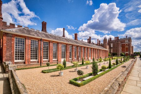 Téléchargez les photos : 9 juin 2019 : Richmond upon Thames, Londres, Royaume-Uni - The Orangery at Hampton Court Palace, l'ancienne résidence royale dans l'ouest de Londres. - en image libre de droit