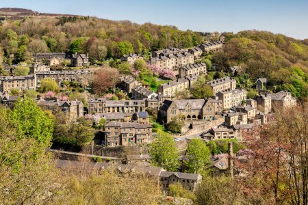 Foto de 29 April 2022: Hebden Bridge, West Yorkshire, UK - Sunny day in spring, with a view over the terraced houses of the beautiful old mill town. Lush and leafy. - Imagen libre de derechos