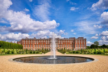 Foto de 9 de junio de 2019: Richmond upon Thames, Londres, Reino Unido - The South Front y Privy Garden of Hampton Court Palace, la antigua residencia real en el oeste de Londres. - Imagen libre de derechos